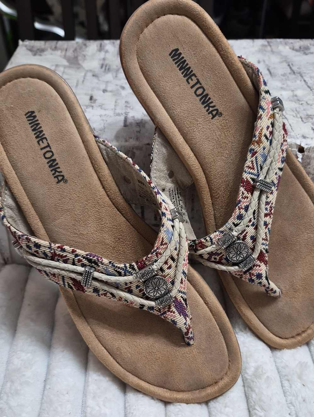 Minnetonka Women's Sz 10 M Sandals